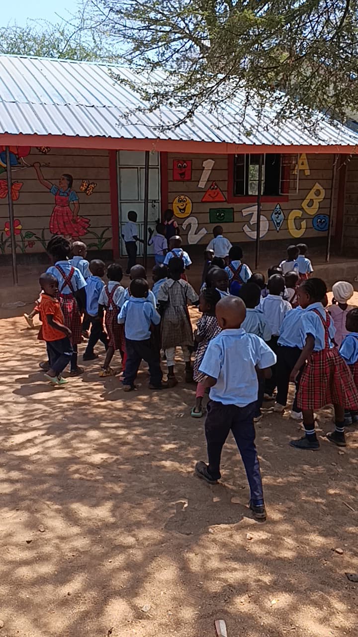 Kakunguu School campus with children gathered outside